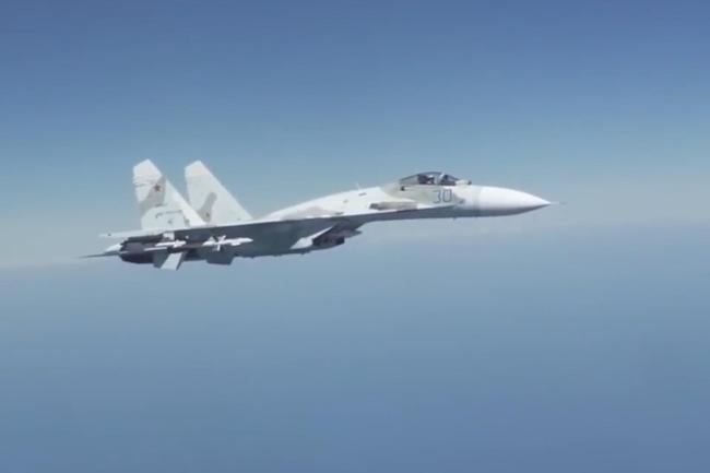 俄战机伴飞美轰炸机 阻止美国空军战略轰炸机“侵犯国界”