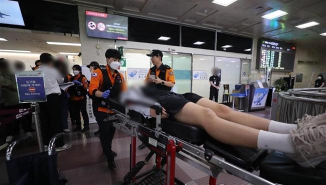 韩国一飞机“逃生门”在空中被打开！狂风乱吹乘客惊慌失措，9人呼吸困难送医