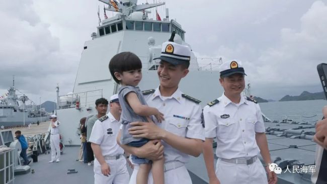海军湛江舰组织舰艇开放日和甲板招待会