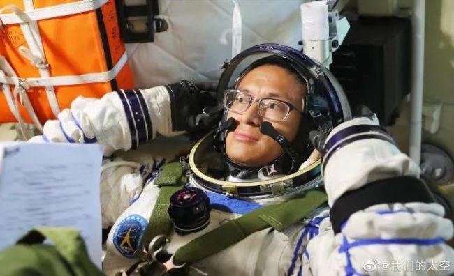 为什么戴眼镜也能当航天员？ 他们的脑袋才是最重要的所在