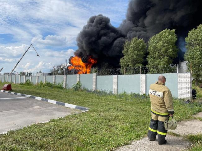 俄罗斯一油储基地起火，民众淡定围观！
