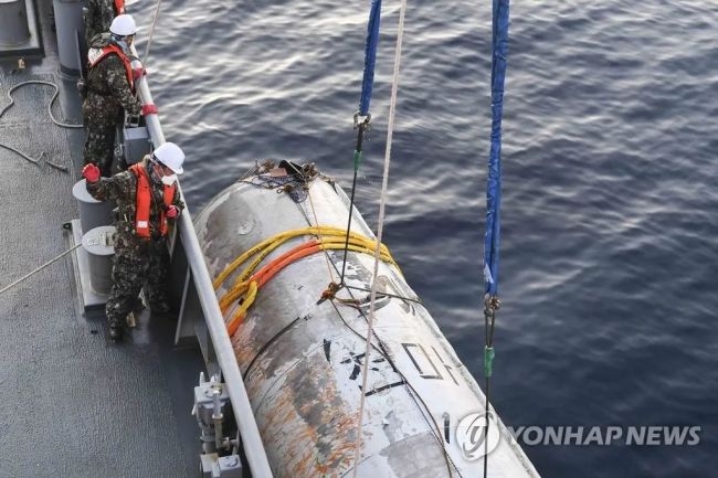 韩军打捞起疑似朝鲜侦察卫星残骸