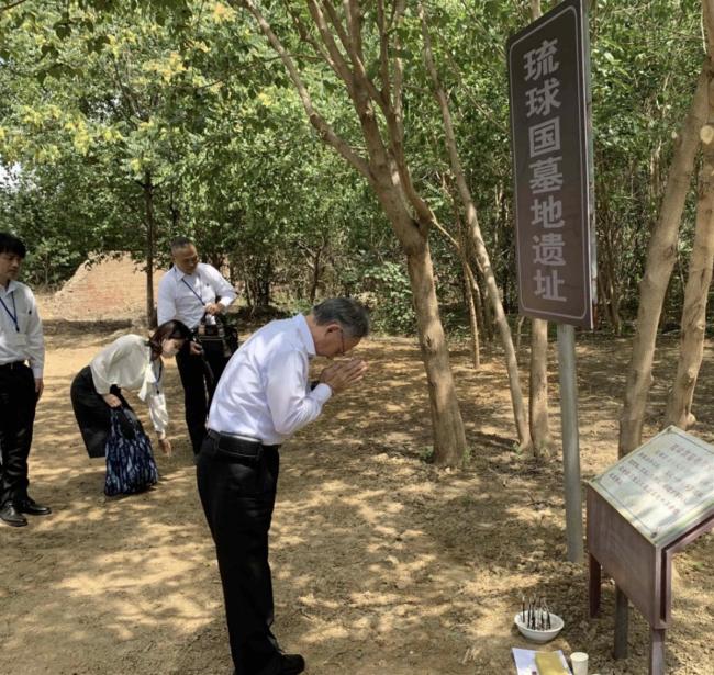 冲绳知事赴北京祭拜琉球国墓地遗址，想要对祖先说声“谢谢”，用的香是从中国传过去的