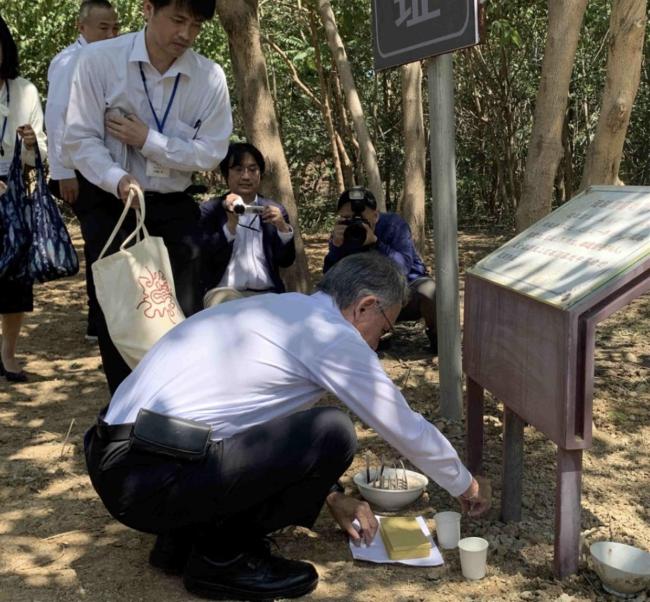 冲绳知事赴北京祭拜琉球国墓地遗址，想要对祖先说声“谢谢”，用的香是从中国传过去的