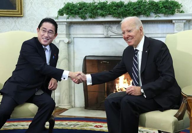 1月13日，美国总统拜登(右)和日本首相岸田文雄在白宫举行会谈。图源：视觉中国