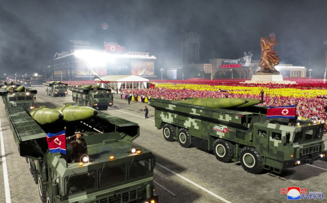 外媒：朝鮮夜間閱兵展示新型武器裝備，朝鮮包括新型洲際彈道導彈及無人機