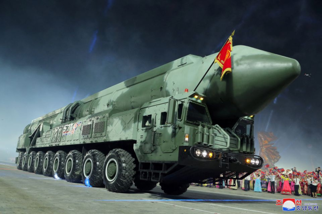 外媒：朝鮮夜間閱兵展示新型武器裝備，彈道導彈包括新型洲際彈道導彈及無人機