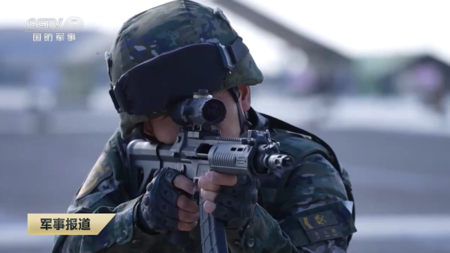 “水墨云纹”迷彩+192短突，武警新疆特战部队有点不一样