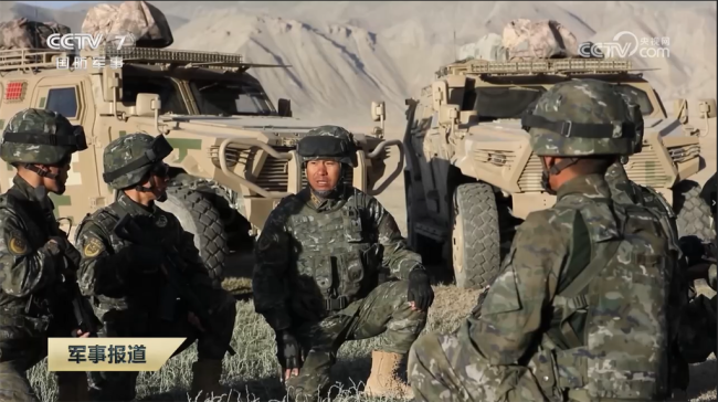 “水墨云纹”迷彩+192短突，武警新疆特战部队有点不一样