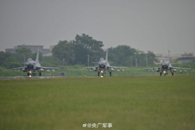 現場大圖！東部戰區演訓多機編組掛載實彈