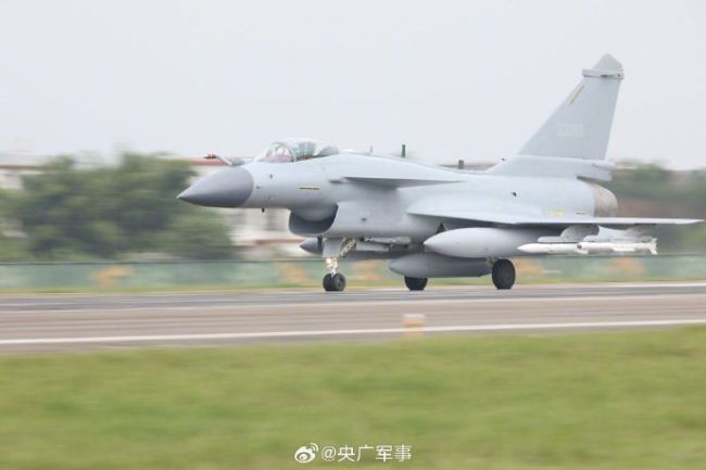 現場大圖！東部戰區演訓多機編組掛載實彈