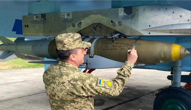 乌军为苏-27战机整合美制滑翔炸弹，提升远程对地打击力