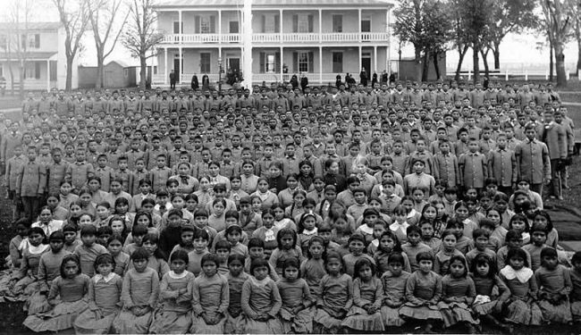 ▲自1819年起，美国在全国范围建立原住民寄宿学校。联邦印第安人寄宿学校系统采用军事化方法，组织儿童进行军事训练，并试图通过教育同化印第安人、阿拉斯加原住民和夏威夷原住民儿童，改变他们的身份。