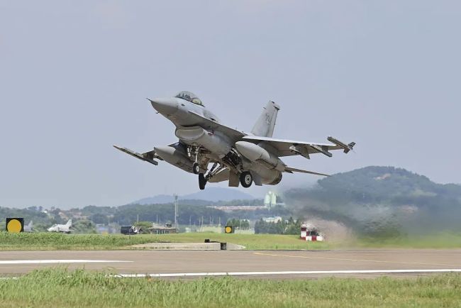 F-16战机坠毁，飞行员逃生，韩国空军紧急公告