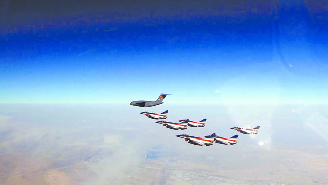 首次！运油-20空中加油伴随保障，解放军战机“一站直飞”沙特