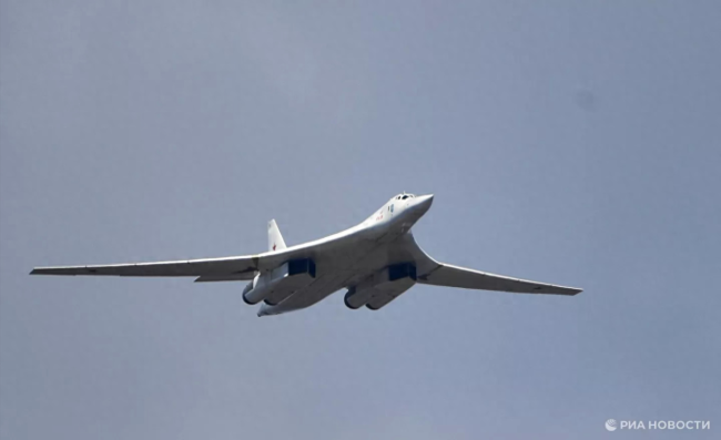 普京乘坐图-160M超音速战略轰炸机飞行，空中逗留30分钟