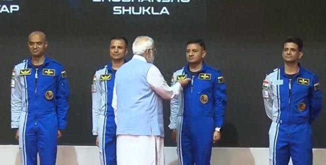 “明年送入太空”，印度首批四个航天员亮相