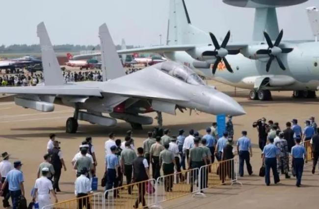 央视官宣！歼-15D“咆哮鲨”喷涂海军灰，中国航母任务出现重大转变