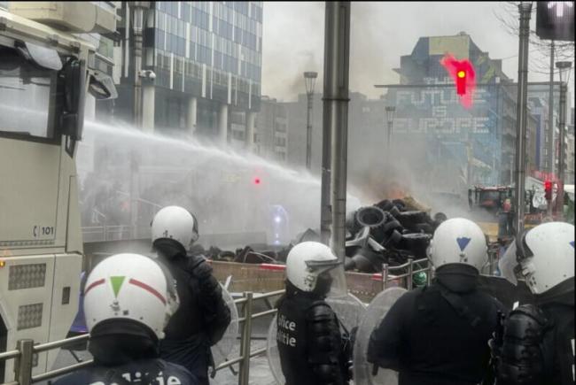抗议蔓延！ 比利时农民开拖拉机喷粪遭警方还击