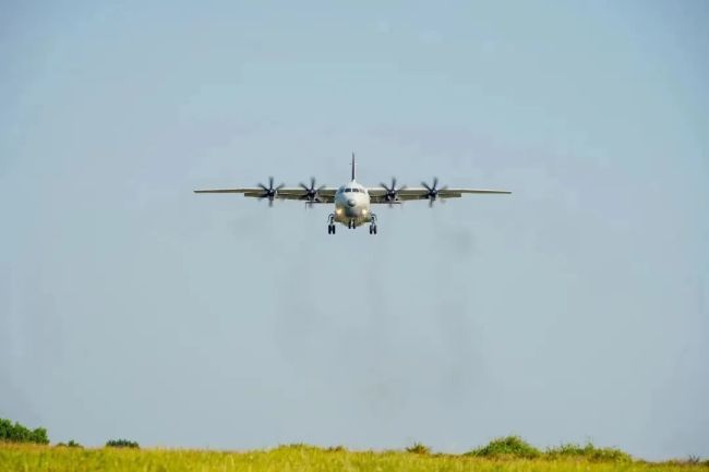 南部战区海军航空兵某团组织跨昼夜飞行训练