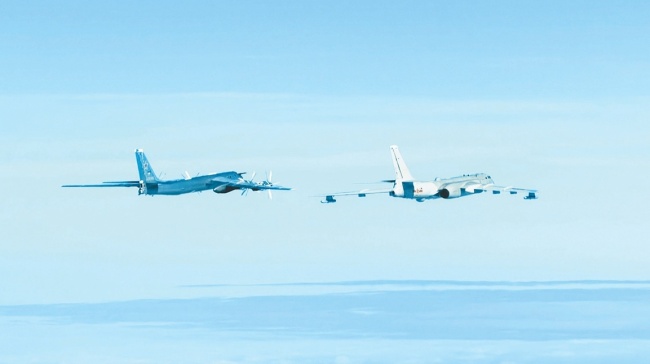 中俄轰炸机巡航白令海，轰-6首次飞抵阿拉斯加附近！军事专家解读