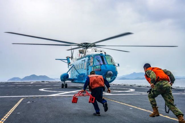 南海某海空域，数架战机呼啸升空