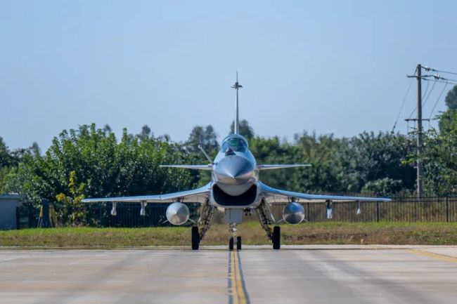 看战鹰振翅高飞！空军航空兵战机奔赴训练空域