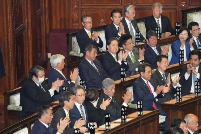 日本外相寒冬访华，日本外交政策为何从“一边倒”转为“找平衡”？