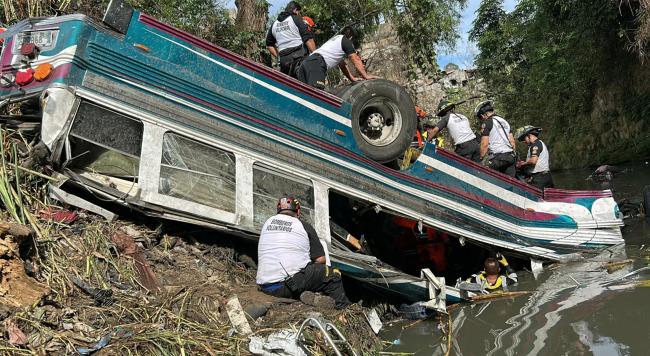 危地马拉巴士坠入山谷 至少55人死亡 全国哀悼三天