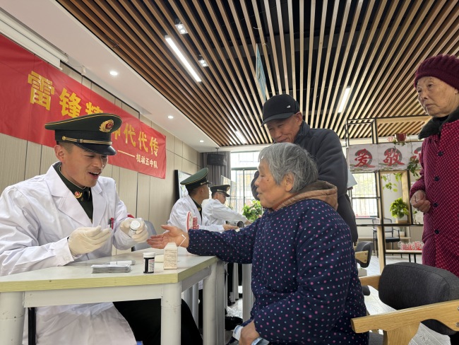 传承雷锋精神 争当雷锋传东谈主