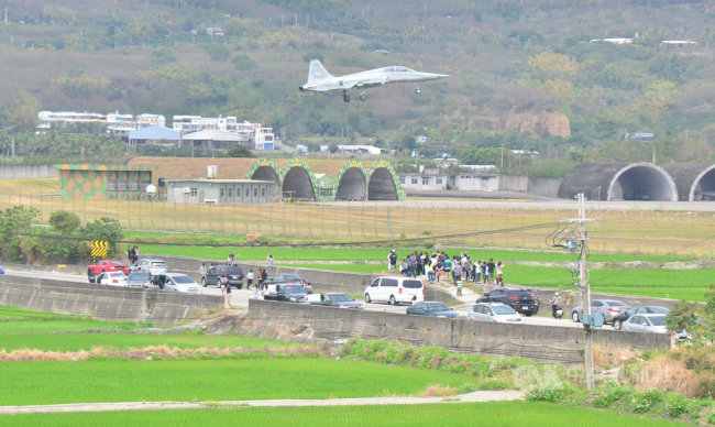 拖延一年流标6次后，台空军台东基地新建机堡终于开工