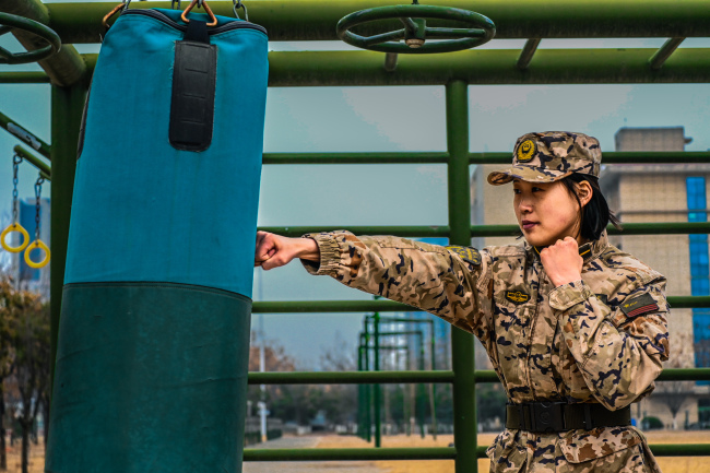 当迷彩遇上春光：献给军校“铿锵玫瑰”的春日赞歌