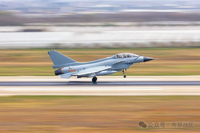 某空域，火箭弹呼啸而出……