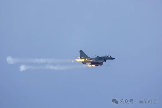 某空域，火箭弹呼啸而出……