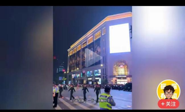 外国游客在外滩被中国军人吸引