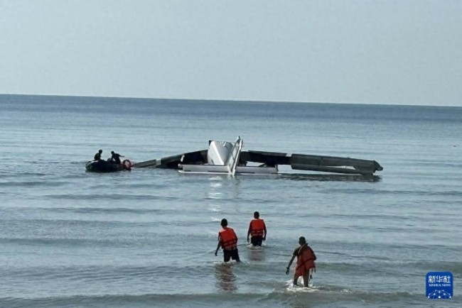 泰国一架小型飞机坠毁致6人遇难