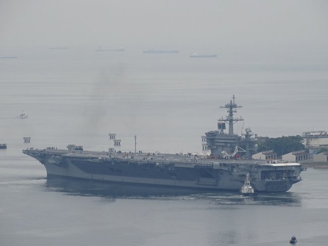 辽宁舰在我钓鱼岛以北海域演训