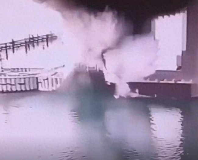 现场：克里米亚大桥被炸 乌特工水下爆破成功