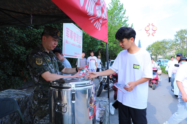 保障高考“零距离”，贴心服务暖民心 ——武警汉中支队设立爱民服务点为驻地高考保驾护航