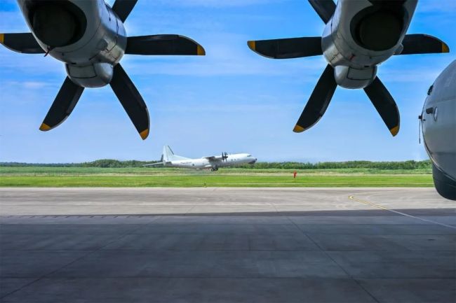 东部战区海军航空兵某部组织连续反潜训练