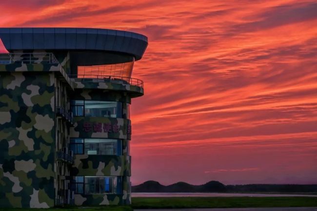 东部战区海军航空兵某部组织连续反潜训练