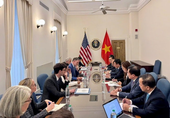 特朗普关税牌打光扛不住了！这次真的玩脱了！