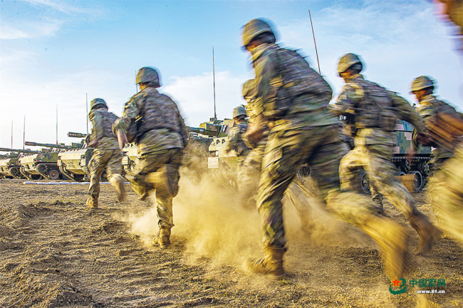 直击陆军某旅炮兵分队实弹射击考核