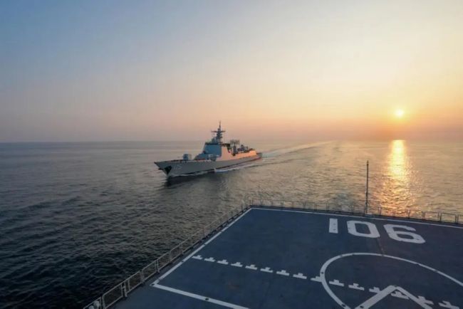 大洋之上，战舰如何为战舰加油？