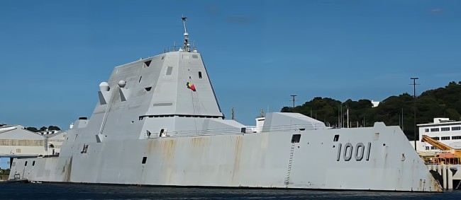 美媒：美国“最先进”驱逐舰停靠日本时被拍到锈迹斑斑涂层破损，“看起来令人尴尬”