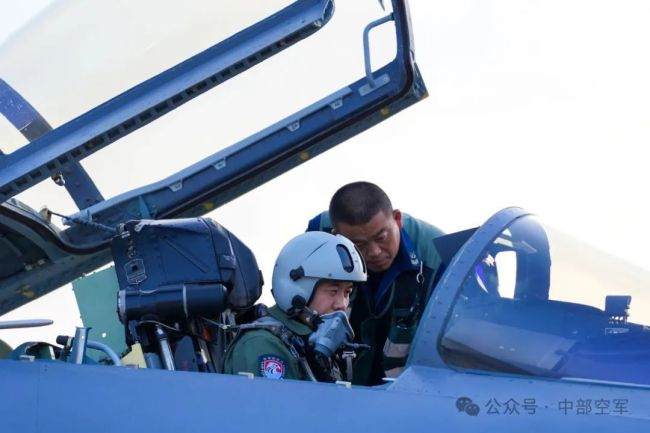 引擎轰鸣，铁翼破空