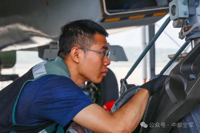 引擎轰鸣，铁翼破空