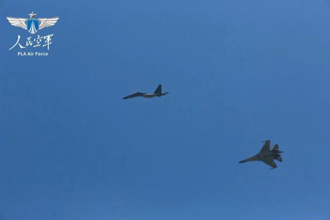 梯次滑出、接续升空 直击东部战区空军训练现场