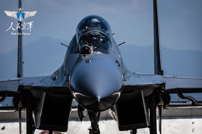 梯次滑出、接续升空 直击东部战区空军训练现场