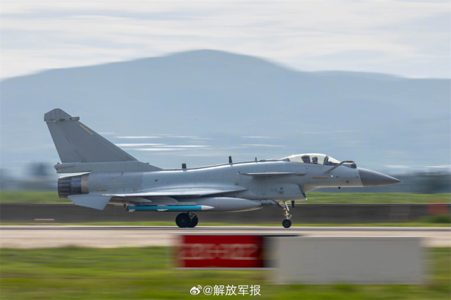 一键收藏！战机与彩云同框瞬间